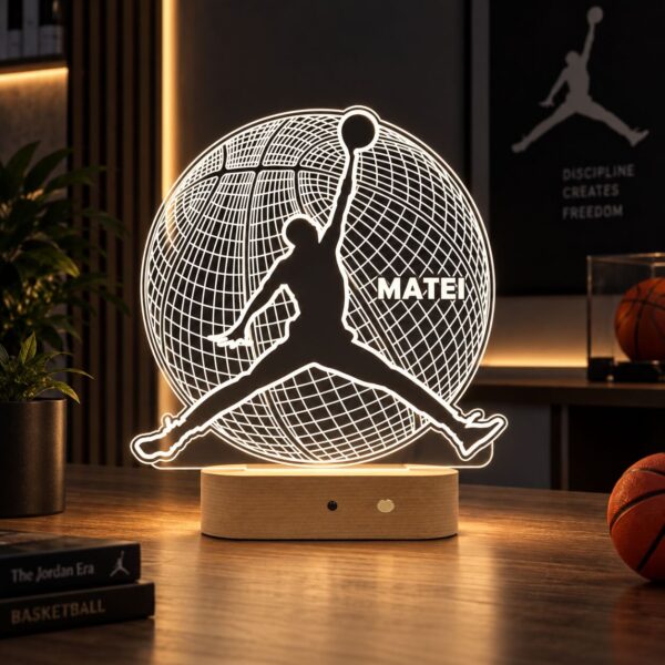 Lampă Personalizată 3D în formă de Minge de Basketball cu Baschetbalist cu Nume Personalizat