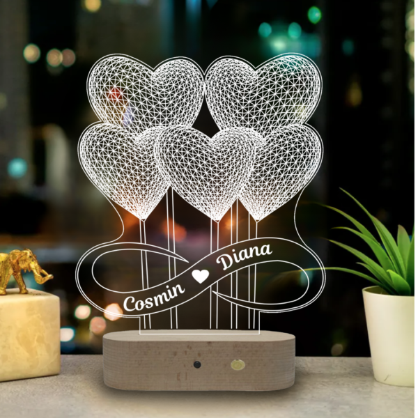 Lampă Personalizată 3D în formă de 5 Inimi cu Numele Îndrăgostiților scrise curbat