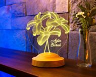 Lampă 3D personalizată buchet de Crini – bază din plastic cu model de lemn