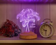 Lampă 3D personalizată buchet de Crini – detaliu plăcuță cu nume și mesaj