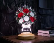 Lampă LED 3D buchet de garoafe cu bază din plastic cu model de lemn