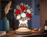 Lampă 3D personalizată cu buchet de garoafe – detaliu plăcuță cu mesaj